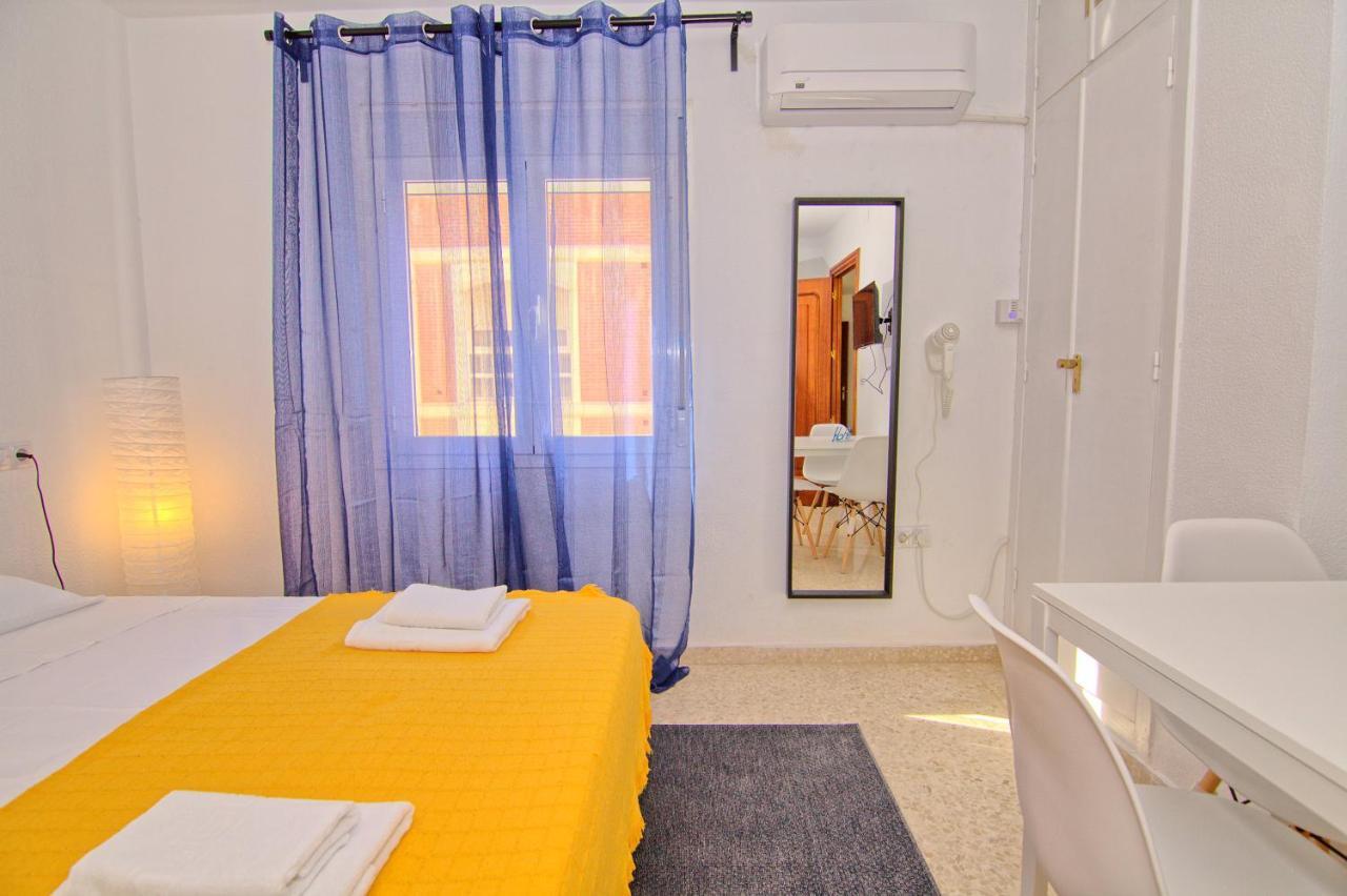 Low Cost Rooms Malaga River Exterior foto